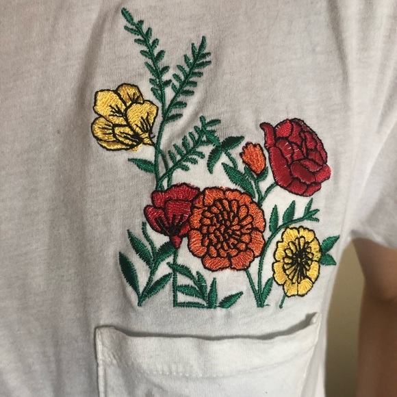 Embroidered flower t-shirt - Picture 2 of 3